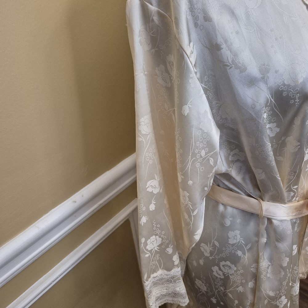 Christian Dior Blush Floral Robe - Picture 5 of 16